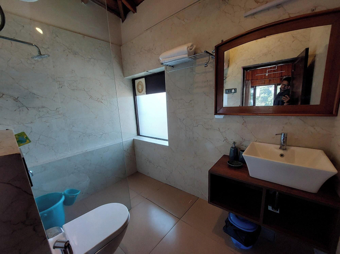 Bathroom 4, Alinda House Naukuchiatal by THE GHAUR, Nainital