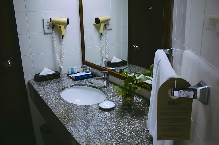 Bathroom 5, H Beach Suite at Rainbow Paradise Beach Resort, Penang Island