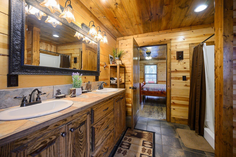 Others 4, Whitetail Retreat Cabin for 13!, McCurtain