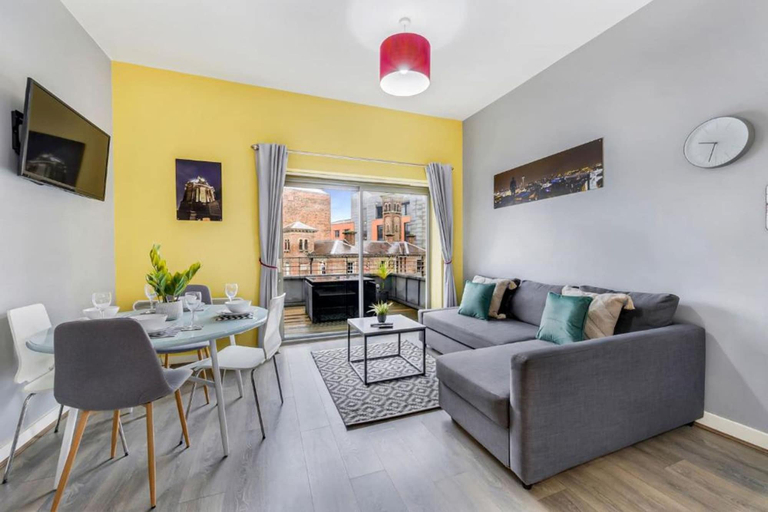 Room 5, Host Stay Campbell Sq Roof Terrace Apt, Sefton
