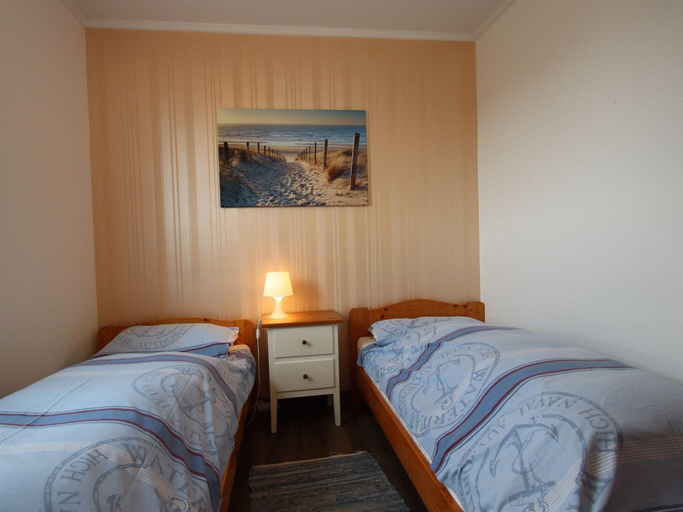 Bedroom 2, Komfortabler Bungalow in Dornumersiel, Aurich