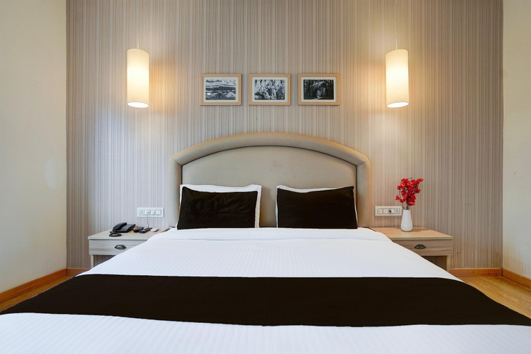 Room 4, Elegant Stays With Rooftop Restro and Hill View, Dehradun