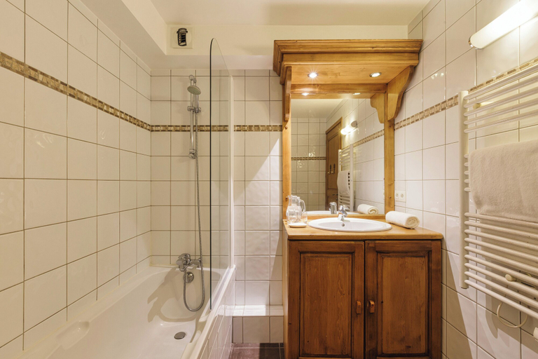 Bathroom 4, Vallorcine Apartments, Haute-Savoie