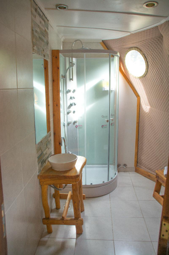 Bathroom 4, Patagonia Eco Domes, Lago Argentino
