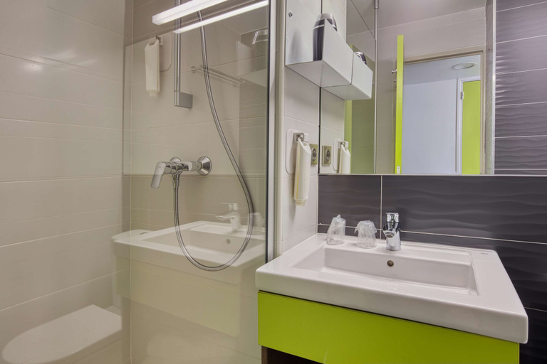 Bathroom 4, Best Western Hotelio Montpellier Sud, Hérault