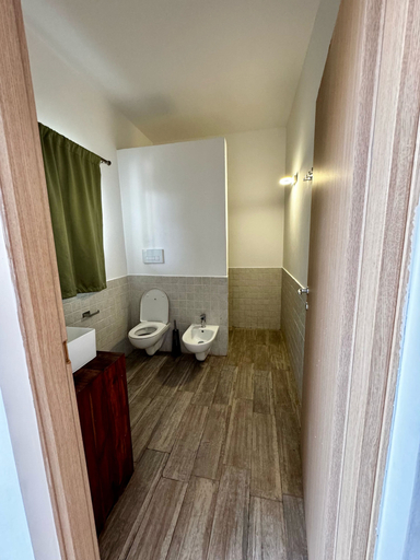 Bathroom 4, La Base Beach Hotel, Kaskazini 'B'