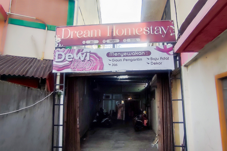 Exterior & Views, Urbanview Hotel Dream Guesthouse Padang, Padang