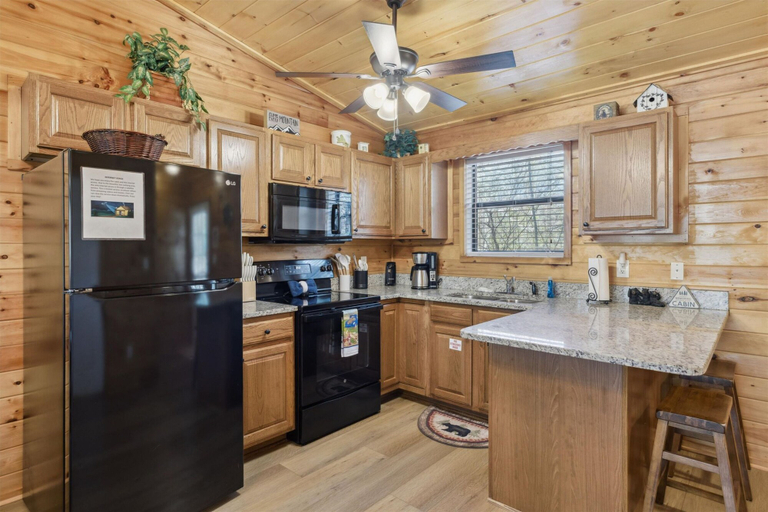 Room 3, Romantic Cabin w Jacuzzi Hot Tub Fireplace, Sevier