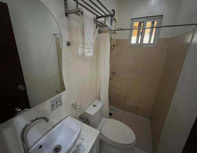 Bathroom 5, Blue Lagoon Inn & Suites, Puerto Princesa City