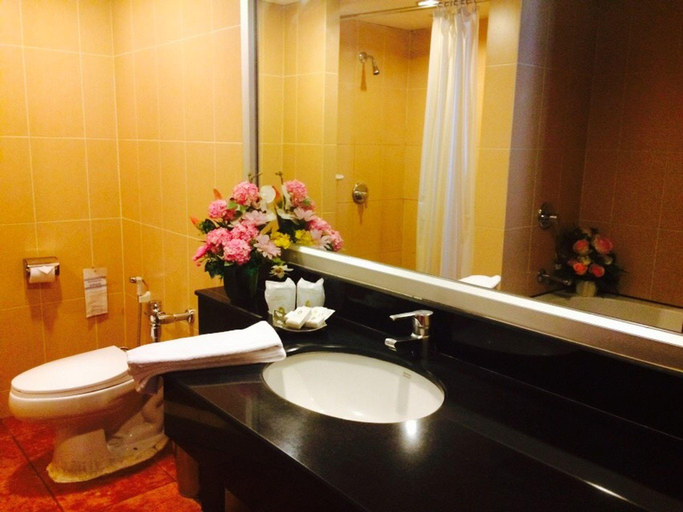 Bathroom 5, Hadyai Golden Crown Hotel, Hat Yai