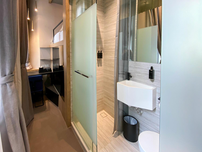 Bathroom 16