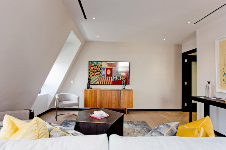 Room 2, 2-bed Deluxe Apt 519, London