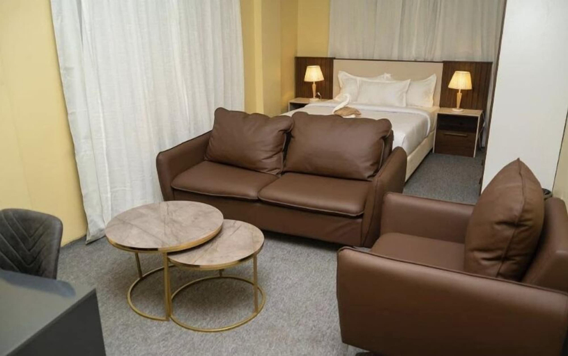 Others 4, L'auberge, Kinshasa