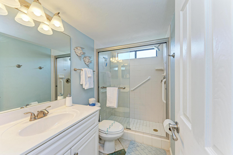Bathroom, Runaway Tropical Waves-Pet Friendly, Manatee
