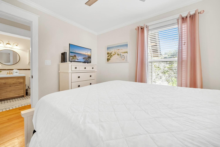 Bedroom 1, Daze Gone Bye, Walton
