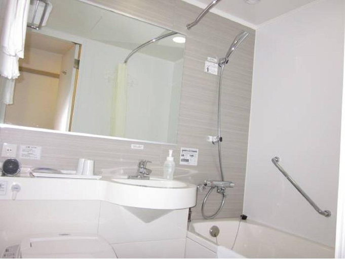 Bathroom 18