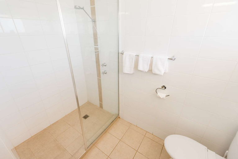 Bathroom 5, Hospitality Carnarvon, SureStay Collection by Best, Carnarvon
