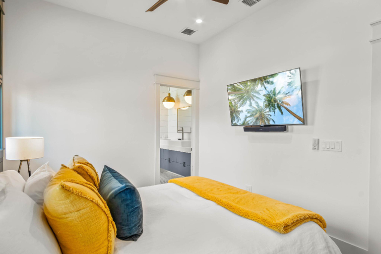 Bedroom 3, Hooty And The Blowfish, Nueces
