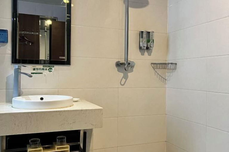 Bathroom 4, Regal Hotel (Jiamusi Railway Station Department Store), Jiamusi