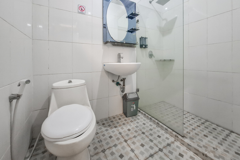 Bathroom 2, Urbanview Hotel Executive Residence Semarang by RedDoorz, Semarang
