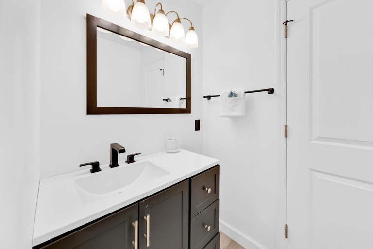 Bathroom 4, Horizon South 54-303, Bay