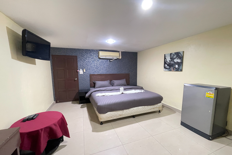 Bedroom 2, Lucky Inn Suites, Pattaya