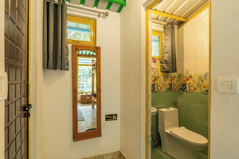 Bathroom 4, The Hosteller Mussoorie By The Streamside, Kempty, Dehradun