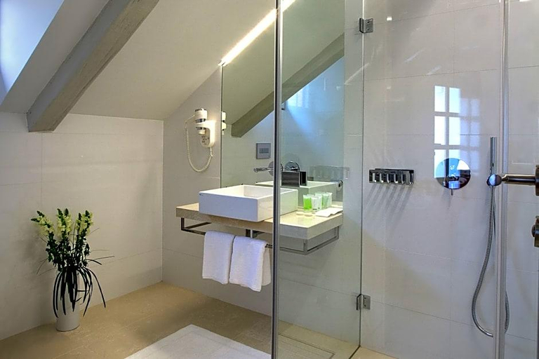 Bathroom 4, Hotel Bishops House, Praha 1