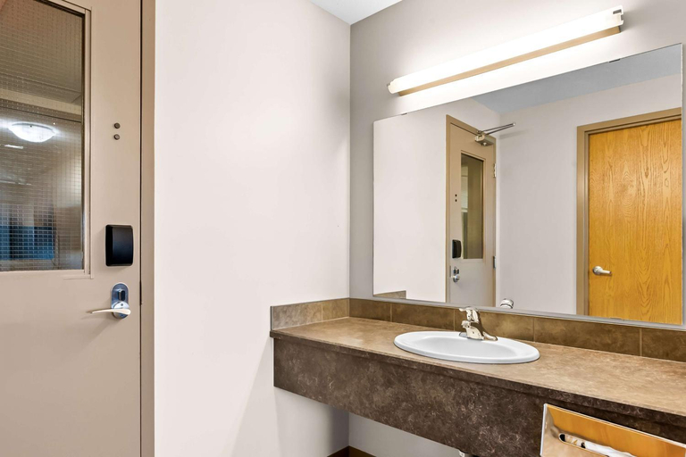 Bathroom 4, SureStay Hotel by Best Western Bassano, Division No. 2