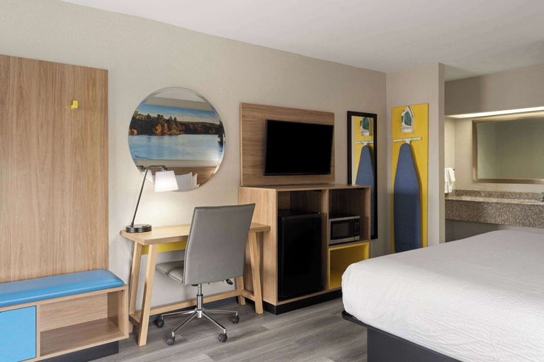 Bedroom 3, Days Inn by Wyndham Weldon/Roanoke Rapids, Halifax