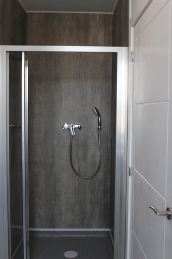 Bathroom 5, Sky Nights Hotel London Heathrow, London