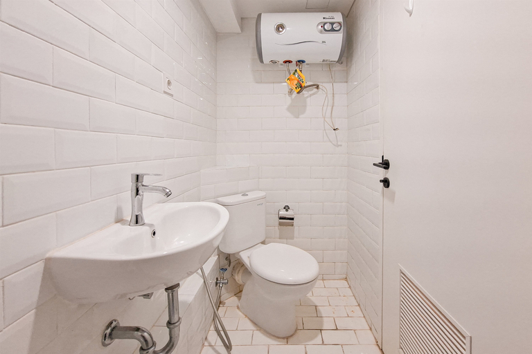 Bathroom 5, Cozy Stay and Comfy Studio Loft Kingland Avenue Apartment By Travelio, Tangerang