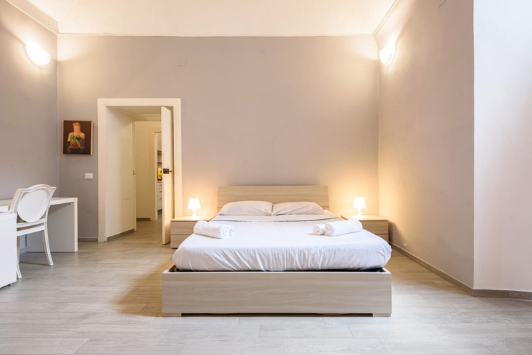 Room 5, Via Atri 37 in Naples, Napoli
