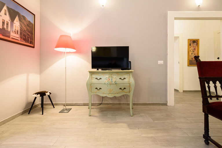 Room 4, Via Atri 37 in Naples, Napoli