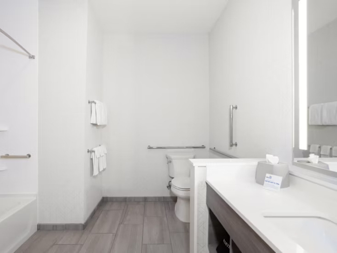 Bathroom 4, Holiday Inn Express & Suites HAWTHORNE - ELMSFORD NORTH by IHG, Westchester