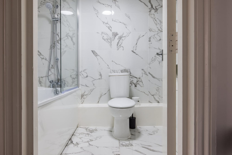 Bathroom 3, Stylish 2 Bedroom Apartment - Shepherd s Bush, London