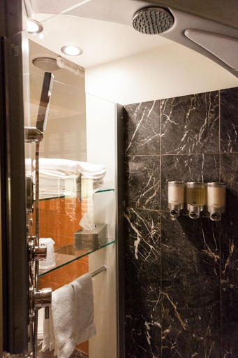 Bathroom 3, Auberge Place d'Armes, Communauté-Urbaine-de-Québec