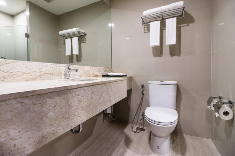 Bathroom 5, SureStay Plus by Best Western Sukhumvit 2, Khlong Toey
