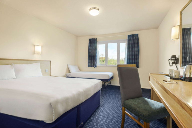 Bedroom 3, Days Inn by Wyndham Sutton Scotney North, Hampshire