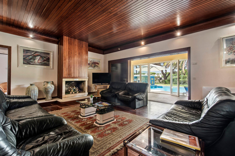 Others 5, A charming, cosy atmosphere greets you at this impressive villa, located in, Loulé