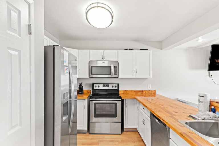 Others 5, 5218 Beach Dr C, Bay
