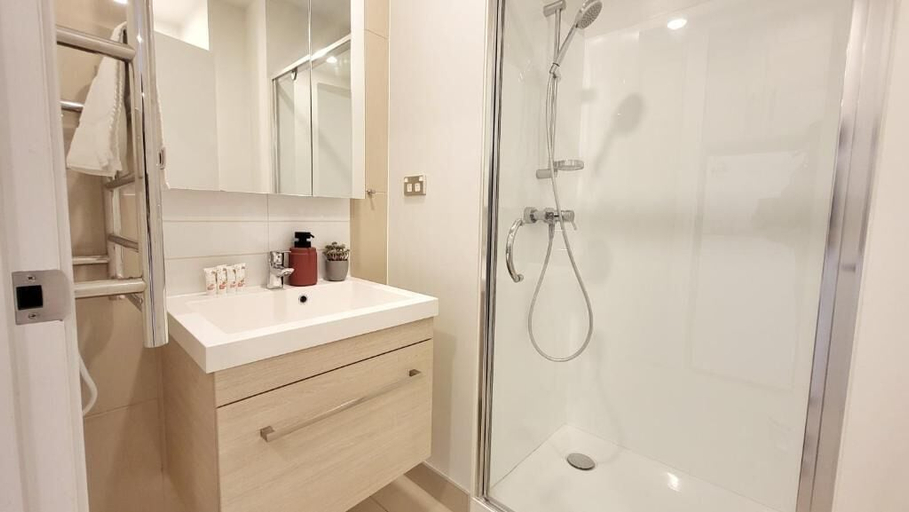 Bathroom, Sky Stars Apartments, Waitakere