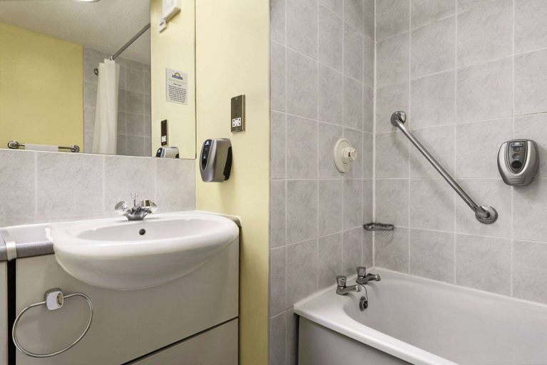 Bathroom 4, Days Inn by Wyndham Watford Gap, Northamptonshire