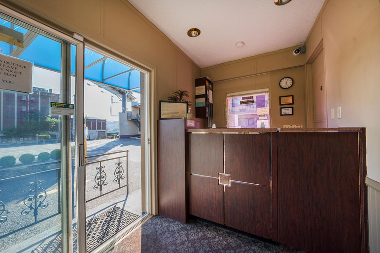 Public Area 3, Broadway Inn, Multnomah