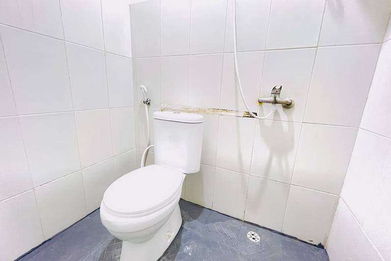 Bathroom 3, RedDoorz @ STM Suite Medan Amplas, Medan