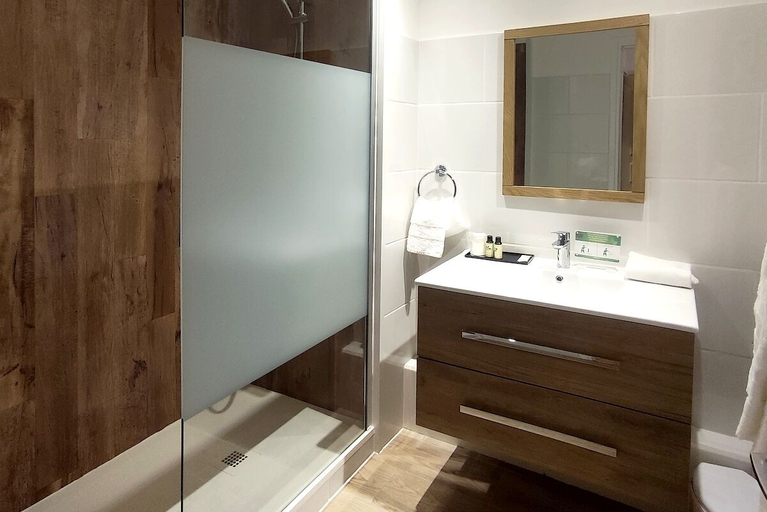 Bathroom 4, Le Pavillon Saint Martin, Lot