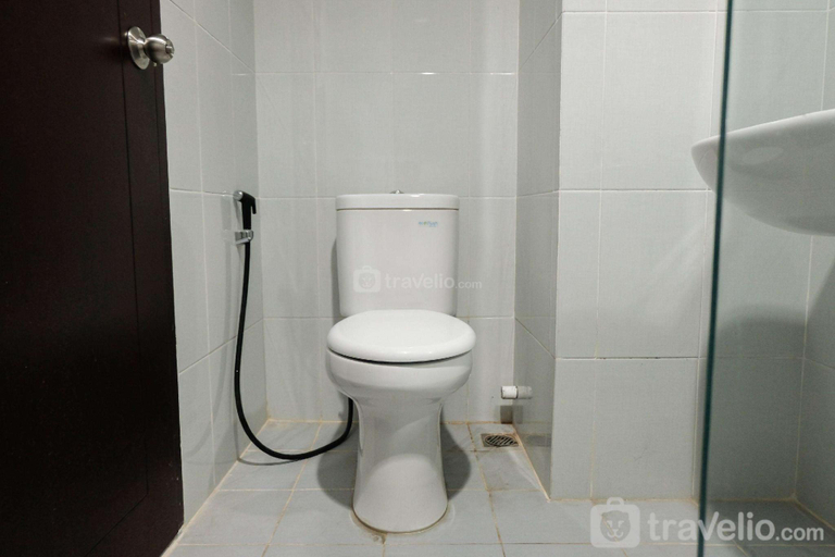 Bathroom 3, Best Price Studio at Casa De Parco Apt By Travelio, Tangerang