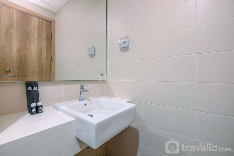 Bathroom 4, Simply 1BR at Pejaten Park Residence By Travelio, South Jakarta