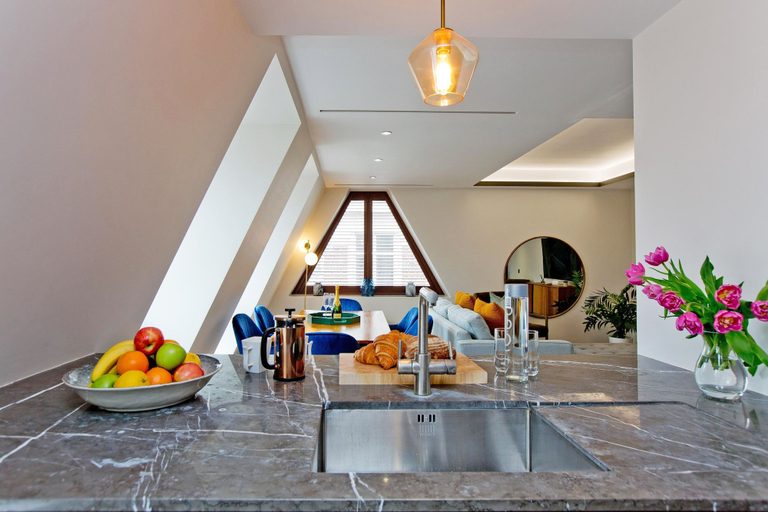 Room 3, 2-bed Superior Apt 416, London