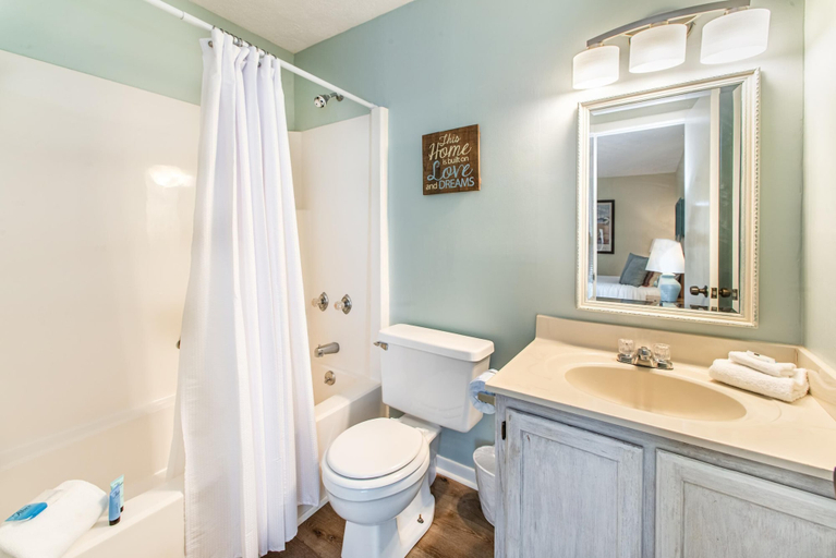 Bathroom 3, Surfer Girl, Walton